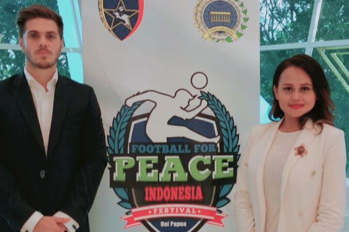 Pelatih Persijap Jepara, Patrick Sofian Ghigani dan CEO Persijap Jepara, Esti Puji Lestari saat hadir dalam acara Diplomatic Gathering di Kementerian Luar Negeri RI.