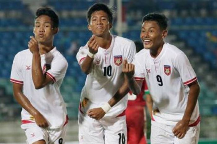 Selebrasi trio pemain timnas U-19 Myanmar; Myat Khaung Khant, Win Naing Tun, dan Pyae Sone Naing (kiri ke kanan) seusai membobol gawang timnas U-19 Indonesia pada laga pertama Grup B Piala AFF U-18 edisi 2017 di Stadion Thuwunna, Yangon, Selasa (5/9/2017) malam. 