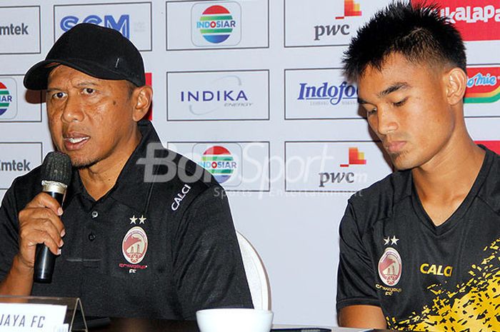Pelatih Sriwijaya FC, Rahmad Darmawan (kiri), berbicara kepada media dalam sesi jumpa pers di Hotel Alana, Solo, Sabtu (3/2/2018), menjelang laga babak 8 besar Piala Presiden menghadapi Arema FC.