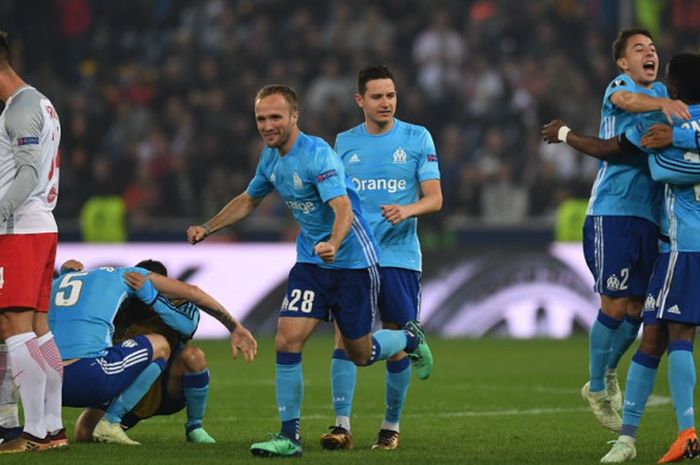 Para pemain Olympique Marseille melakukan selebrasi seusai laga leg kedua semifinal Liga Europa kontra FC Red Bull Salzburg di Salzburg Stadion, Salzburg, Austria pada 3 Mei 2018.