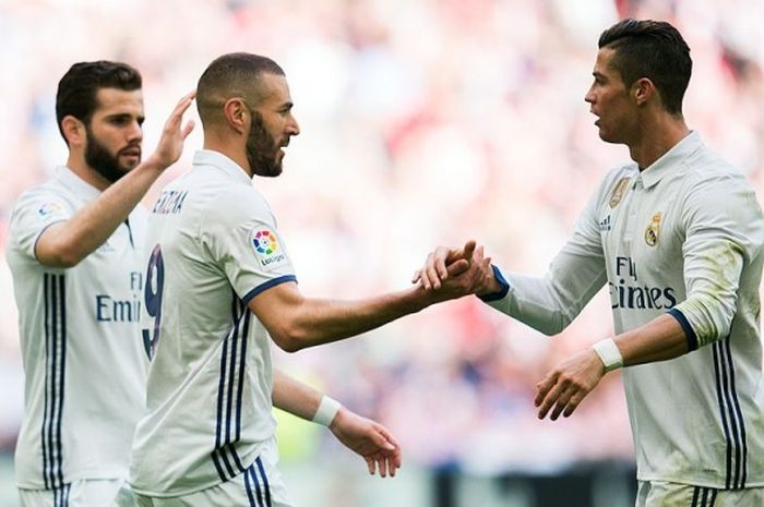 Striker Real Madrid, Karim Benzema, merayakan gol bersama rekan setimnya, Cristiano Ronaldo, saat melawaan Athletic Bilbao dalam lanjutan Liga Spanyol 2016-2017 di Stadion San Mames, Bilbao (18/3/2017).