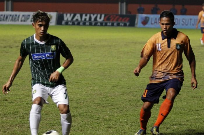 Pemain Persebaya, Moh Sidik Saimima, saat berebut bola dengan pemain Persibo di Piala Dirgantara, di Stadion Maguwoharjo Sleman, Senin (6/3/2017).