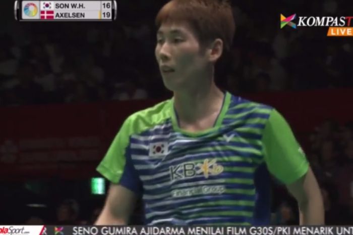 Ekpresi Son Wan-ho ketika berhadapan dengan Viktor Axelsen di partai semifinnal tunggal putra Japan Open Superseries 2017, Sabtu (23/9/2017). 