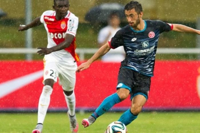 Yunus Malli (kanan), saat membela Mainz dalam laga uji coba melawan AS Monaco di Stade des Arberes pada 22 Juli 2015.