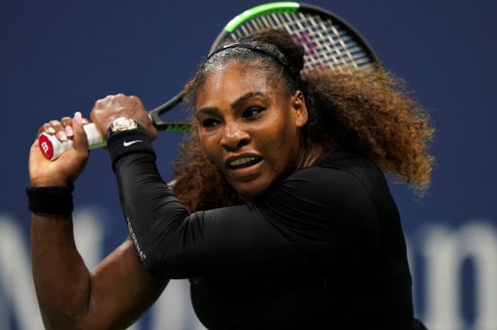 Petenis putri Amerika Serikat (AS), Serena Williams, mengembalikan bola dari lawannya, Karolina Pliskova (Republik Ceska), pada babak perempat final US Open 2018 di New York, Selasa (4/9/2018) waktu setempat.