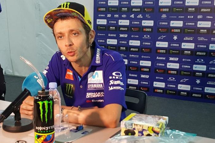  Pebalap tim Movistar Yamaha, Valentino Rossi, saat jumpa pers usai tes pramusim Thailand, Jumat (16/2/2018). 