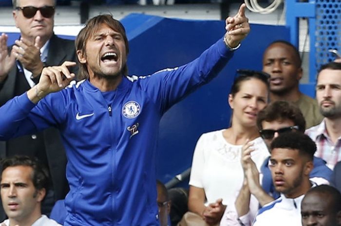 Manajer Chelsea, Antonio Conte, dalam laga kontra Burnley di Stamford Bridge pada Sabtu (12/8/2017)