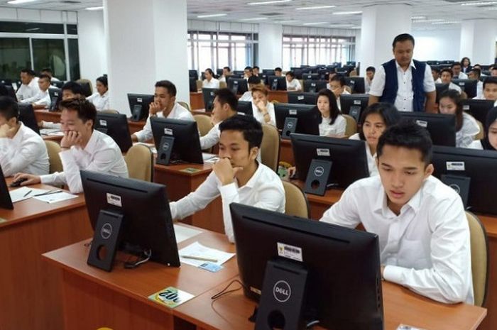 Sejumlah pebulu tangkis mengikuti ujian CPNS di Kantor BKN, Jakarta, Rabu (29/11/2018).