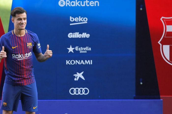Gelandang FC Barcelona, Philippe Coutinho, berpose dalam acara presentasi resmi pengenalan dirinya di Stadion Camp Nou, Barcelona, Spanyol, pada 8 Januari 2018.
