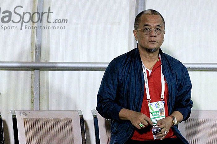 Manajer Madura United, Haruna Soemitro, saat mengawal timnya dalam laga pekan ke-34 Liga 1 melawan PSM Makassar di Stadion Andi Mattalatta Makassar, Sulawesi Selatan, Minggu (12/11/2017) Malam.