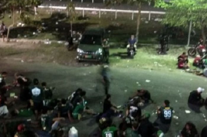 Situasi kisruhnya Jak Mania Vs Bonek di sekitaran Stadion Sultan Agung (SSA), Bantul Minggu (3/6/2018)