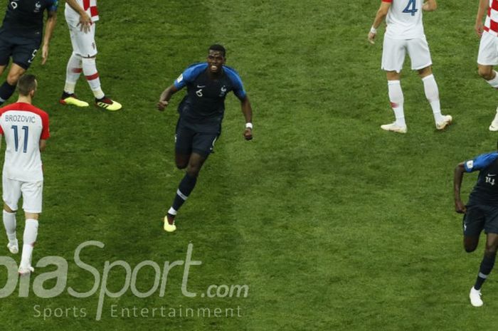 Gelandang Prancis, Paul Pogba, berlari setelah negaranya menekuk Kroasia 4-2 pada laga final di Stadion Luzhniki, Moskow, 15 Juli 2018.