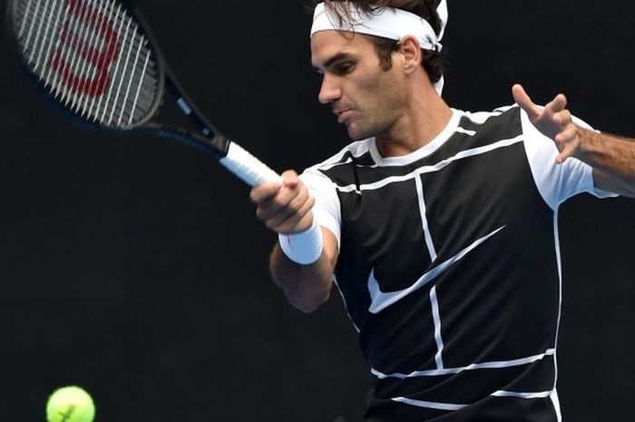 Petenis Swiss, Roger Federer, saat menjalani sesi latihan turnamen Australia Terbuka di Melbourne Park, Melbourne, Australia, Sabtu (14/1/2017).