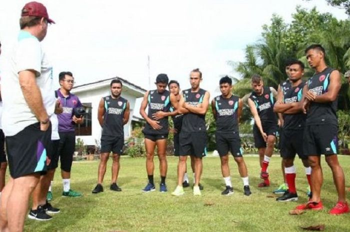   Kapten PSM Makassar, Zuklifli Syukur dan kawan-kawan mengikuti sesi latihan di halaman Hotel Ansana di kota Biak, Kamis (29/3/2018) .  