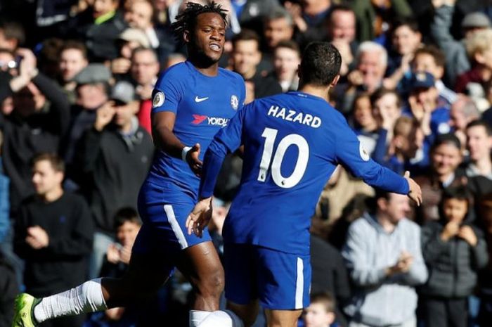 Striker Chelsea, Michy Batshuayi (kiri) dan Eden Hazard, merayakan gol ke gawang Watford dalam partai Liga Inggris di Stamford Bridge, London, 21 Oktober 2017.