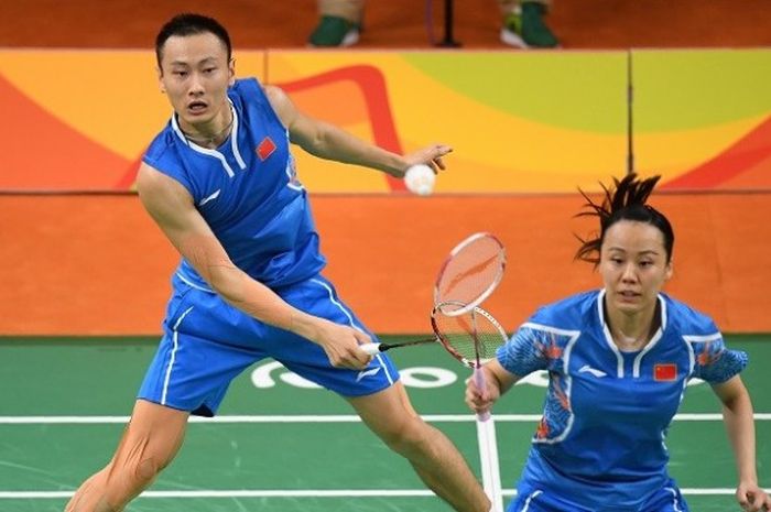 Pasangan ganda campuran China, Zhang Nan/Zhao Yunlei, sedang berusaha mengembalikan kok ketika menghadapi Tontowi Ahmad/Liliyana Natsir (Indonesia). Zhang/Zhao kalah 16-21, 15-21, pada laga semifinal yang berlangsung di Riocentro-Pavilion 4, Selasa (16/8/2016).