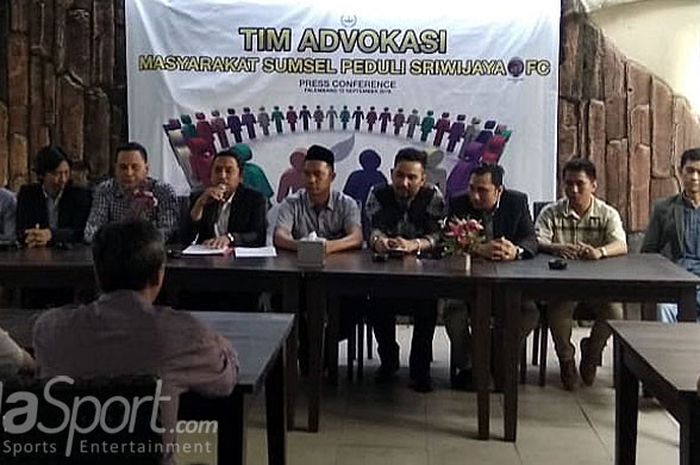 Tim Advokasi Masyarakat Peduli Sriwijata FC, memberikan keterangan pers terkait pembiayaan klub Sriwijaya FC, Rabu (12/9/2018) di Palembang.