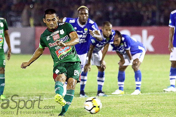   Kapten PSMS Medan, Legimin Raharjo, melakukan tendangan penalti saat melawan Persib Bandung dalam laga pekan ke-13 Liga 1 2018 di Stadion Teladan, Medan, pada Selasa (5/6/2018).  