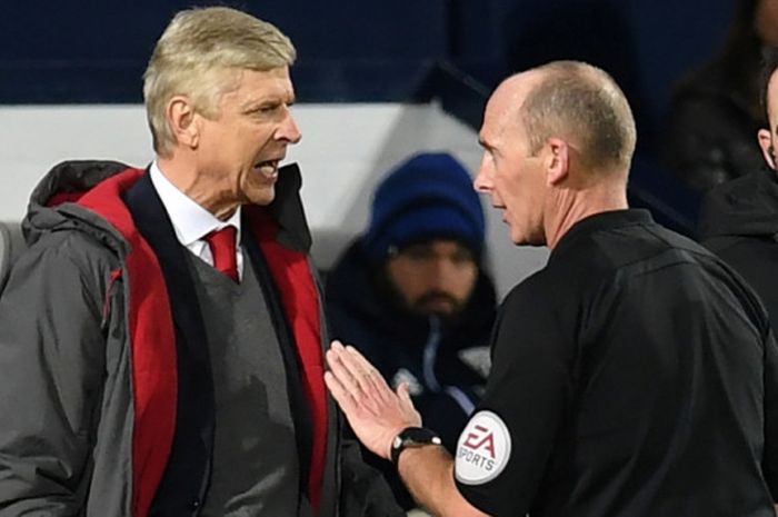 Manajer Arsene Wenger (kiri) melakukan protes kepada wasit Mike Dean dalam partai Liga Inggris West Bromwich Albion lawan Arsenal di The Hawthorns, 31 Desember 2017.