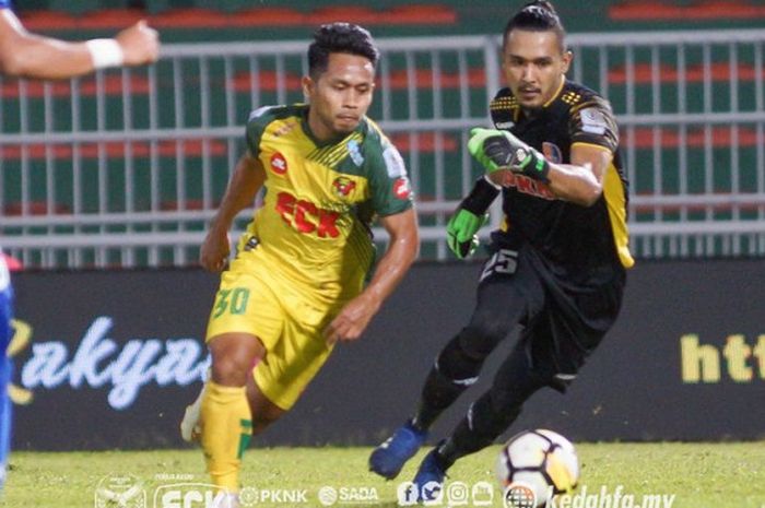   Aksi Andik Vermansah bersama Kedah FA saat mengecoh kiper PKNS FC, Shahril Saa'ri pada laga pekan ke-17 Liga Super Malaysia 2018 di Stadion Darul Aman, Alor Setar, 26 Juni 2018.  