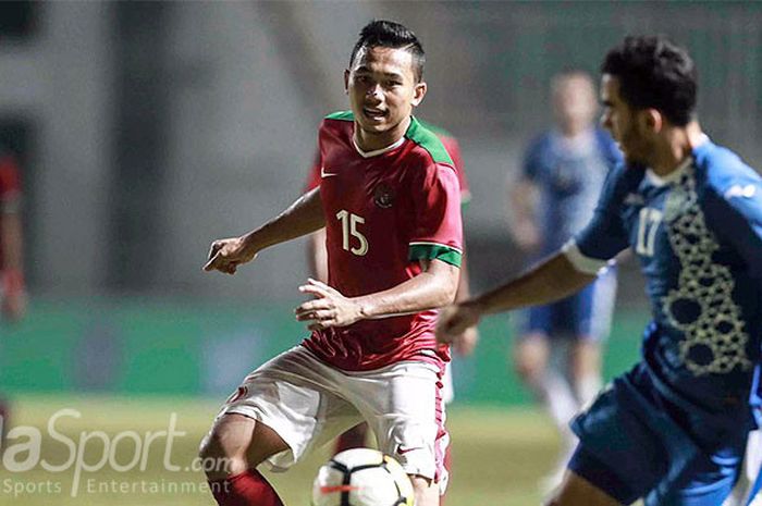  Bek timnas Indonesia, Ricky Fajrin Saputra (kiri), berupaya menguasai bola dibayangi bek timnas Uzbekistan, Narzullaev Doniyorjon, dalam laga PSSI Anniversary Cup 2018 di Stadion Pakansari, Kabupaten Bogor, Kamis (3/5/2018). 