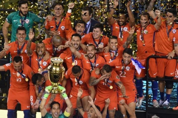 Skuat tim nasional Cile merayakan keberhasilan mempertahankan gelar Copa America usai mengalahkan Argentina lewat drama adu penalti di partai final, Senin (27/6/2016) pagi WIB.