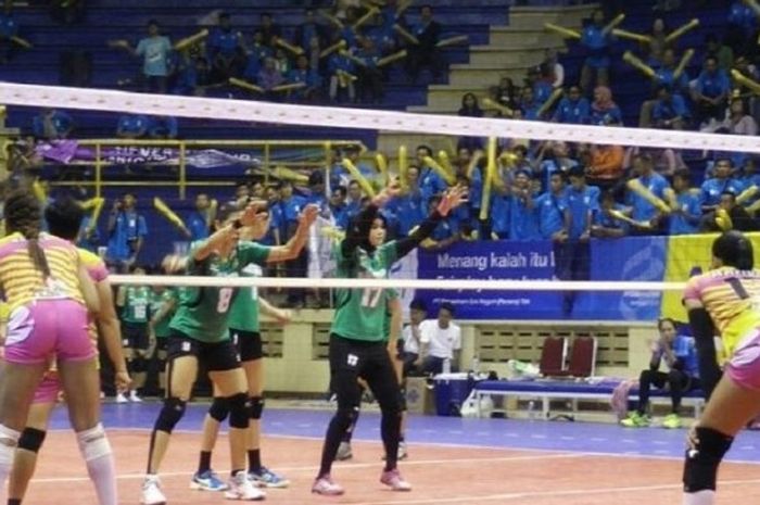 Pemain Jakarta Elektrik PLN, Wilda Siti Nurfadhilah bersiap menerima servis dari Jakarta PGN Posivo Polwan pada hari pertama Seri II final four Proliga di GOR C-Tra Arena, Bandung, Jumat (14/4/2017).