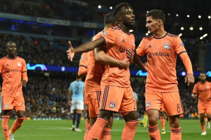 Maxwell Cornet dan rekan setim merayakan gol Olympique Lyon ke gawang Manchester City dalam partai Liga Champions di Stadion Etihad, 19 September 2018.