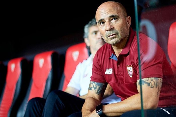 Pelatih Sevilla, Jorge Sampaoli, dalam pertandingan La Liga 2016-2017 menghadapi Espanyol di Stadion Ramon Sanchez Pizjuan, Seville, Spanyol, pada 20 Agustus 2016.