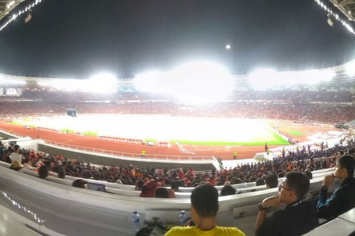     Atmosfer pertandingan Persija Jakarta dan Arema FC di Stadion Utama Gelora Bung Karno, Sabtu (31/3/2018).     