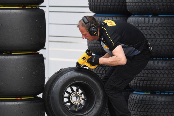 Seorang teknisi Pirelli mempersiapkan ban-ban untuk dipakai pada GP China di ajang F1, 8 April 2017.