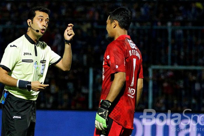 Wasit Bonyadifard Mooud adu argumen dengan kiper Persib Bandung M. Natsir dalam laga pekan ke-19 Liga 1 antara Arema FC melawan Persib Bandung yang berakhir dengan skor akhir 0-0 di Stadion Kanjuruhan Malang, Jawa Timur, Sabtu (12/08/2017) malam.