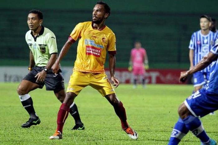 Penyerang Sriwijaya FC, M Nur Iskandar dan wasit Prasetyo Hadi dalam laga Sriwijaya FC kontra tuan rumah Persiba Balikpapan pada pekan kelima Liga 1 musim 2017 di Stadion Gajayana, Kota Malang, 9 Mei 2017. 