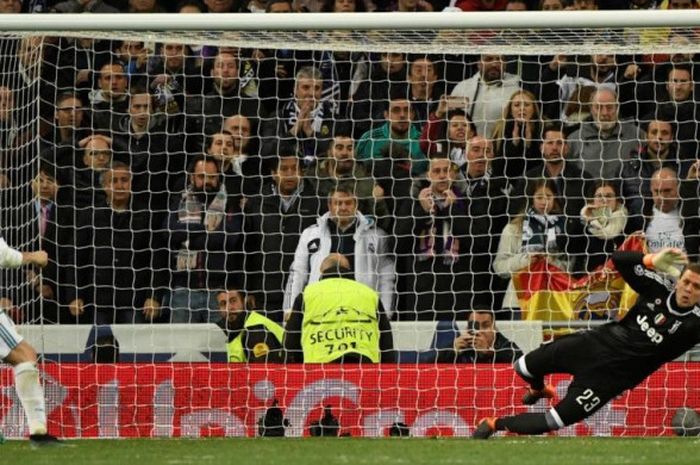  Tembakan penalti Cristiano Ronaldo yang melesat masuk gawang Juventus untuk membawa Real Madrid lolos ke semifinal Liga Champions setelah partai di Santiago Bernabeu, Madrid, 11 April 2018. 