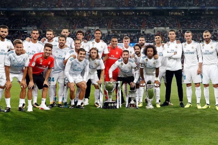 Skuad Real Madrid berpose dengan tiga trofi yang diraih mereka pada musim 2016/2017 sebelum laga melawan Valencia di pekan 2 Liga Spanyol pada Senin (28/8/2017) di Stadion Santiago Bernabeu, Madrid, Spanyol.