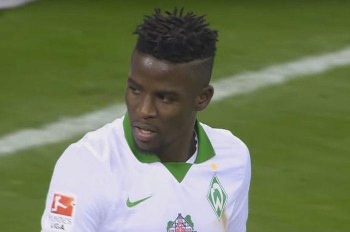 Bek Werder Bremen, Papy Djilobodji, mencetak gol bunuh diri dalam pertandingan Bundesliga kontra Bayer Leverkusen di Stadion Bay Arena, Leverkusen, 3 Maret 2016.