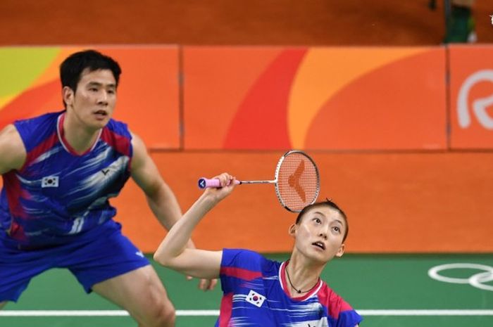 Pasangan ganda campuran dari Korea Selatan, Ko Sung-hyun/Kim Ha-na, mengembalikan kok pukulan Kenta Kazuno/Ayane Kurihara (Jepang) yang menjadi lawan mereka pada babak kualifikasi Olimpiade Rio 2016 di Riocentro Pavilion 7, Rio de Janeiro, 13 Agustus.