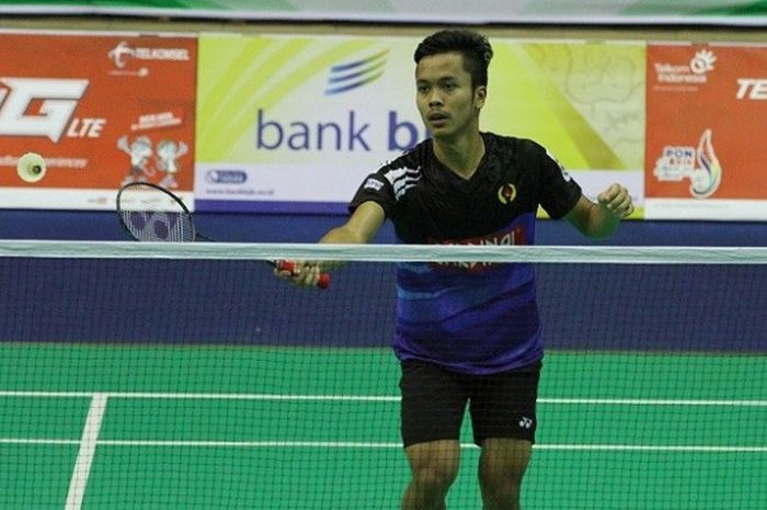 Pebulu tangkis tunggal putra nasional, Anthony Sinisuka Ginting, sedang mengembalikan kok ketika tampil pada partai pertama mewakili Jabar pada laga kedua Grup C melawan Sulut di GOR Bima, Cirebon, Selasa (20/9/2016).