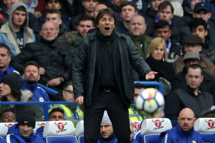 Ekspresi pelatih Chelsea, Antonio Conte, dalam laga Liga Inggris kontra Tottenham Hotspur di Stadion Stamford Bridge, London pada 1 April 2018.