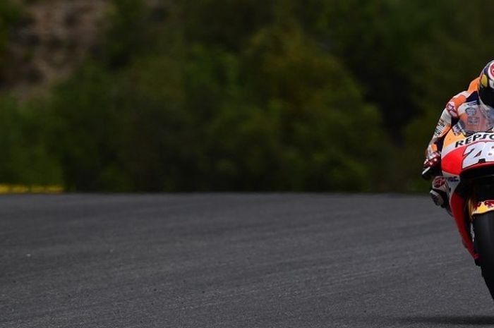 Pebalap Repsol Honda, Dani Pedrosa, memacu motor pada sesi latihan bebas pertama GP Spanyol di Sirkuit Jerez, Jumat (5/5/2017).