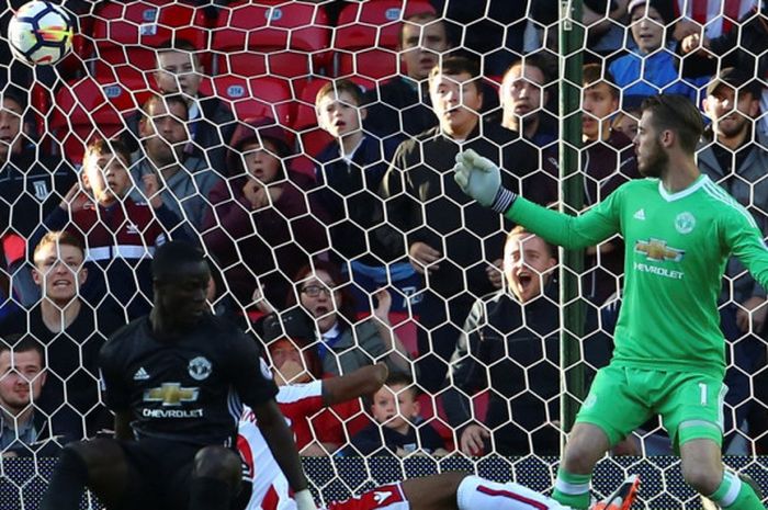 Gawang Manchester United kebobolan hanya berselang satu menit setelah David De Gea melakukan penyelamatan gemilang dengan menepis tendangan pemain Stoke City, Jese Rodriguez, pada laga Liga Inggris yang berlangsung di Bet365 Stadium, Sabtu (9/9/2017) malam WIB.