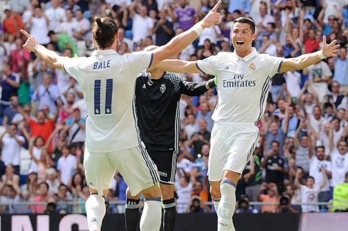 Selebrasi pemain Real Madrid, Cristiano Ronaldo, bersama Gareth Bale setelah sukses mencetak gol ke gawang Osasuna dalam laga La Liga 2016-2017 di Stadion Santiago Bernabeu, Madrid, Spanyol, pada 10 September 2016.