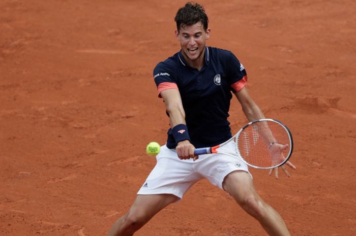 Petenis tunggal putra Austria, Dominic Thiem, mengembalikan bola pukulan dari sang lawan, Alexander Zverev (Jerman), pada laga perempat final turnamen Roland Garros 2018 di lapangan Philippe-Chatrier, Paris, Prancis, Selasa (5/6/2018).