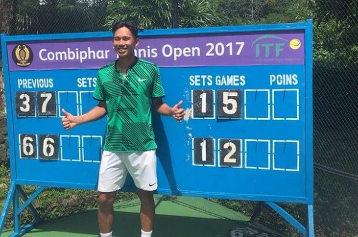 Petenis Taiwan, Chen Ti, berpose seusai mengalahkan unggulan dua asal Britania Raya, Brydan Klein melalui pertarungan tiga set, 3-6, 7-6 (2), 6-3 pada Combiphar Tenis Open yang berlangsung di lapangan tenis Hotel Sultan, Jakarta,  Minggu (9/4/2017).