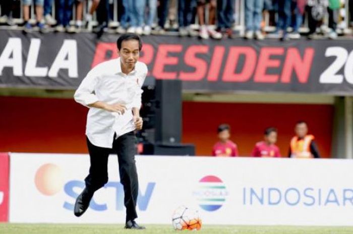 Kecintaan Presiden Jokowi Pada Sepak Bola Olahraga Kebanggaan Masyarakat Indonesia Bolasport Com