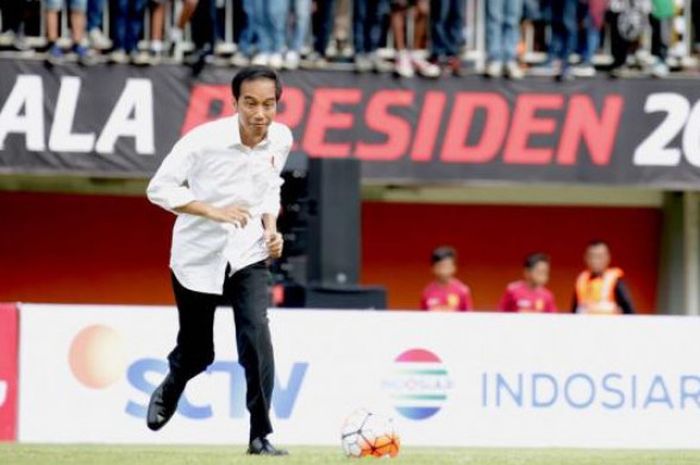   Presiden Joko Widodo membuka turnamen Piala Presiden 2017 di Stadion Maguwoharjo, Sleman, Sabtu (4/2/2017).  