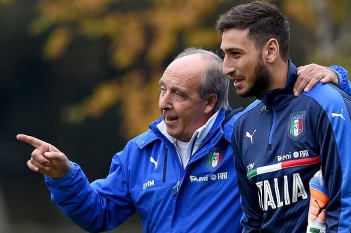 Pelatih timnas Italia, Giampiero ventura (kiri), bersama kiper muda Gianluigi Donnarumma (17 tahun) berbincang dalam sesi latihan di Milanello, Milan, 14 November 2016.