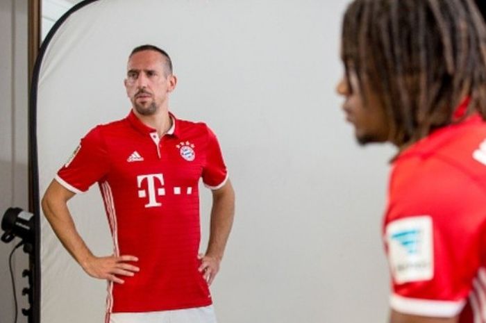 Gelandang Bayern Muenchen, Franck Ribery (kiri), berpose pada DFL media day di pusat latihan FC Baye