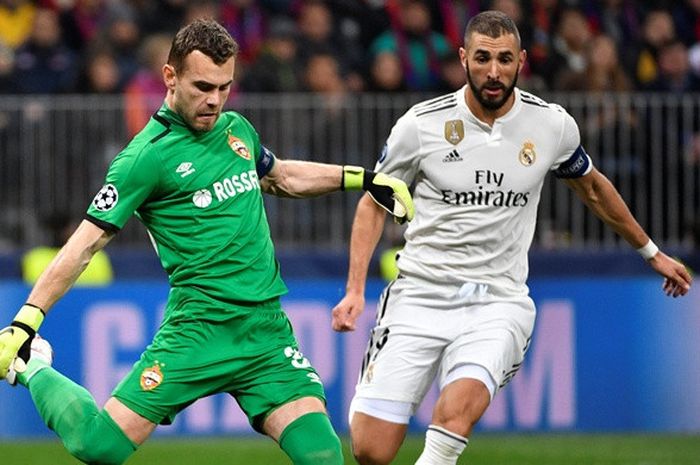 Kiper CSKA Moskva, Igor Akinfeev (kiri), menendang bola dekat penyerang Real Madrid, Karim Benzema, dalam laga Grup G Liga Champions di Stadion Luzhniki, Moscow, Rusia pada 2 Oktober 2018.