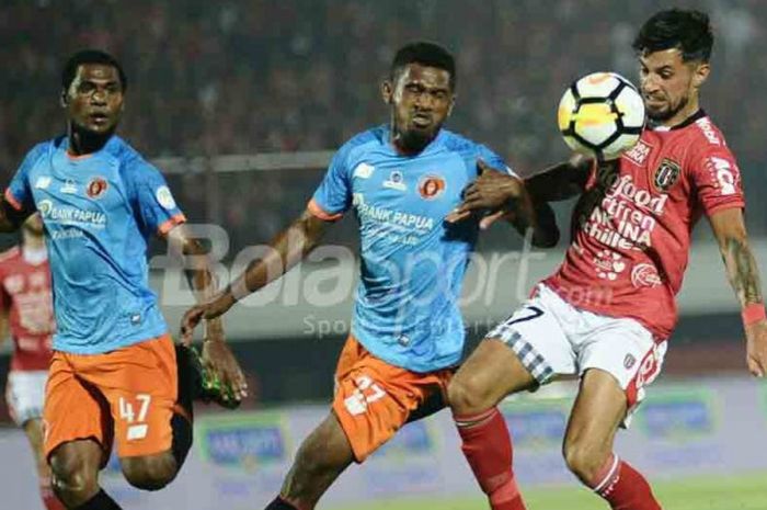 Penyerang Bali United, Stefano Lilipaly, mencoba melewati hadangan pemain Perseru Serui dalam laga pekan ketiga Liga 1 2018 di Stadion Kapten I Wayan Dipta, Sabtu (7/4/2018)